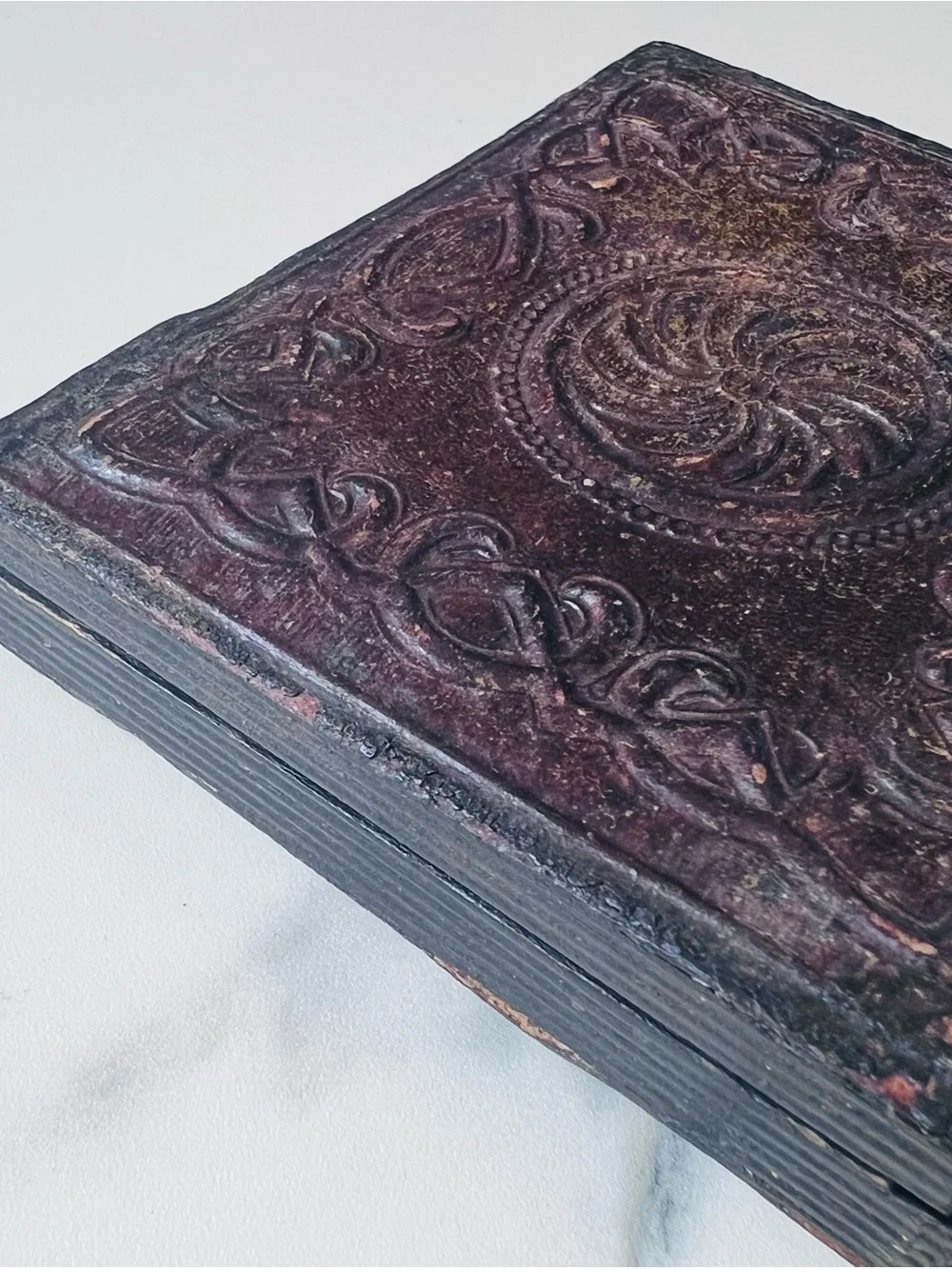 Antique 1850s Daguerreotype Portrait - Wood and Resin Case w/ Velvet Lining - Picture 10 of 16